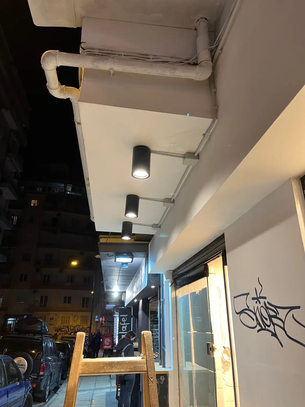 Εξωτερικά σποτ βιτρίνας καταστήματος το βράδυ